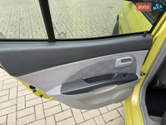 Желтый Киа Пиканто, объемом двигателя 1.1 л и пробегом 134 тыс. км за 5450 $, фото 12 на Automoto.ua