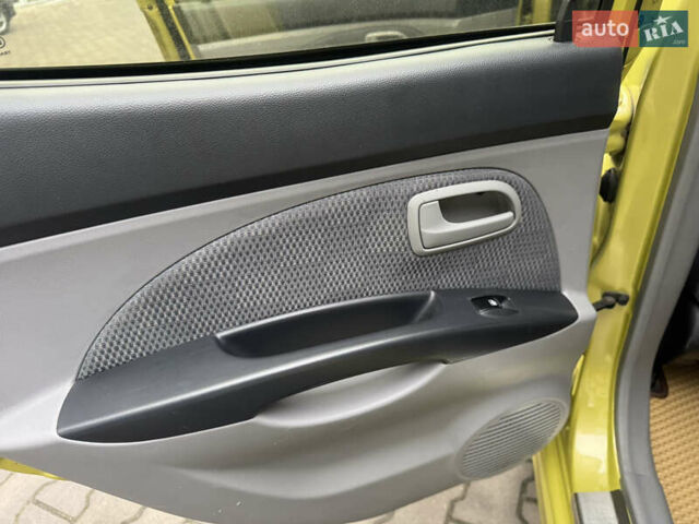 Жовтий Кіа Піканто, об'ємом двигуна 1.1 л та пробігом 120 тис. км за 5100 $, фото 25 на Automoto.ua