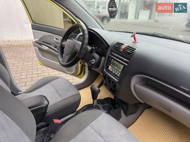 Жовтий Кіа Піканто, об'ємом двигуна 1.1 л та пробігом 120 тис. км за 5100 $, фото 23 на Automoto.ua