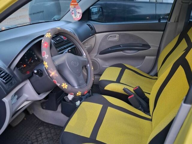 Желтый Киа Пиканто, объемом двигателя 1.1 л и пробегом 134 тыс. км за 4400 $, фото 4 на Automoto.ua