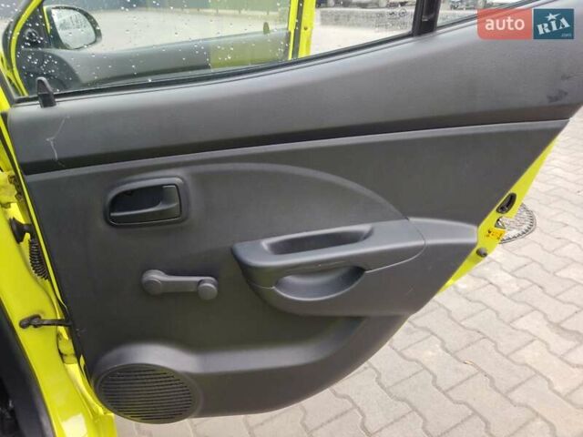 Жовтий Кіа Піканто, об'ємом двигуна 1.1 л та пробігом 86 тис. км за 4300 $, фото 13 на Automoto.ua