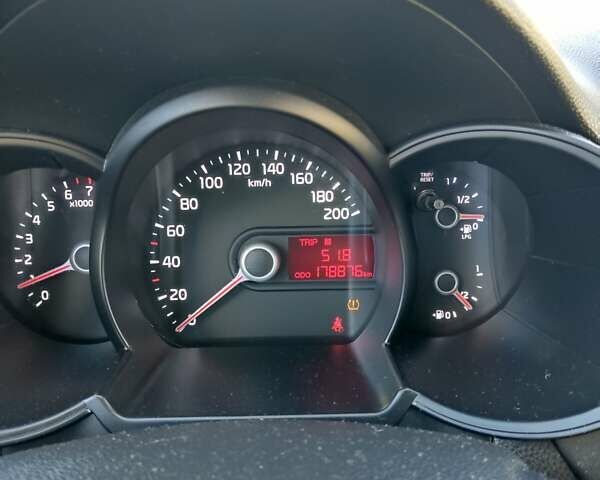 Киа Пиканто 2014 в Черновцах на Automoto.ua Серый Киа Пиканто, объемом двигателя 1 л и пробегом 178 тыс. км за 7700 $, фото 4 на Automoto.ua