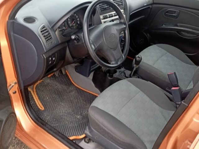 Помаранчевий Кіа Піканто, об'ємом двигуна 1.1 л та пробігом 150 тис. км за 4100 $, фото 4 на Automoto.ua