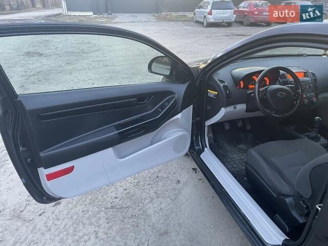 Чорний Кіа Про Сід, об'ємом двигуна 1.4 л та пробігом 177 тис. км за 5600 $, фото 3 на Automoto.ua