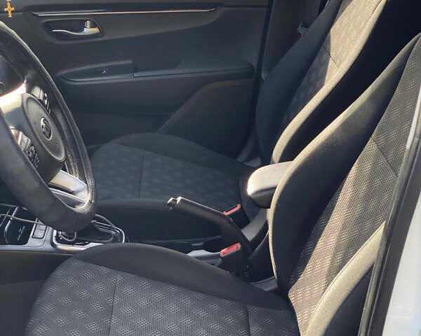 Білий Кіа Rio X-Line, об'ємом двигуна 1.6 л та пробігом 80 тис. км за 17200 $, фото 23 на Automoto.ua