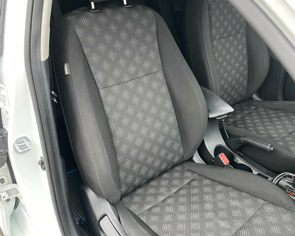 Білий Кіа Rio X-Line, об'ємом двигуна 1.6 л та пробігом 82 тис. км за 16999 $, фото 23 на Automoto.ua