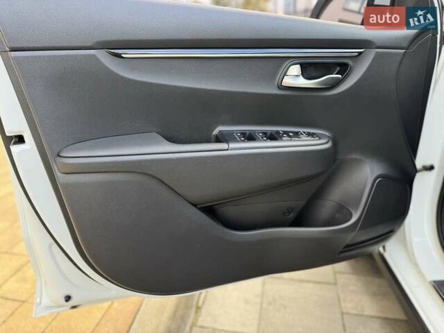 Белый Киа Rio X-Line, объемом двигателя 1.59 л и пробегом 35 тыс. км за 16500 $, фото 33 на Automoto.ua