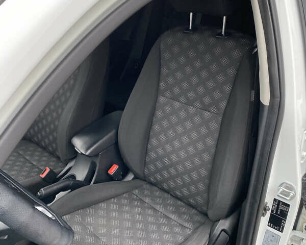 Білий Кіа Rio X-Line, об'ємом двигуна 1.6 л та пробігом 82 тис. км за 16999 $, фото 25 на Automoto.ua