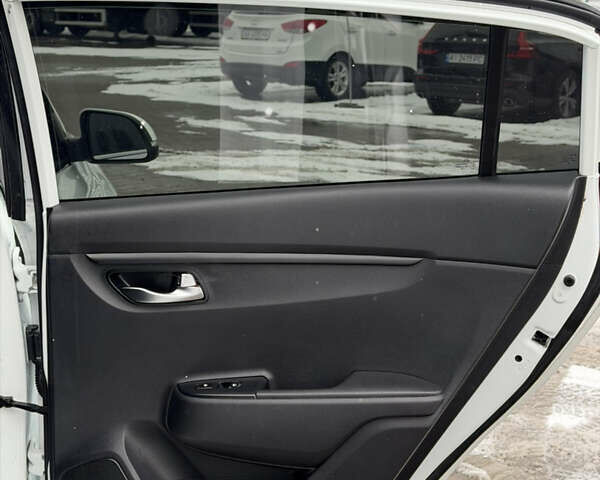 Белый Киа Rio X-Line, объемом двигателя 1.6 л и пробегом 82 тыс. км за 15999 $, фото 28 на Automoto.ua