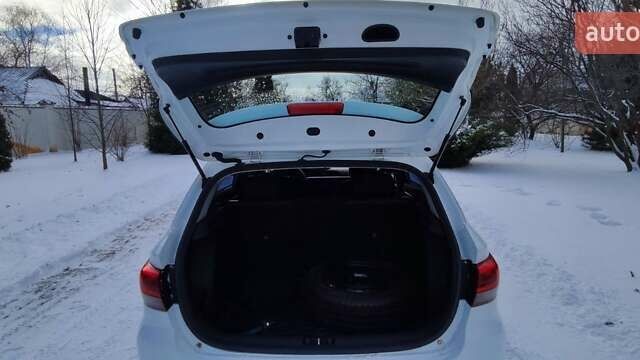 Белый Киа Rio X-Line, объемом двигателя 1.6 л и пробегом 105 тыс. км за 14800 $, фото 22 на Automoto.ua