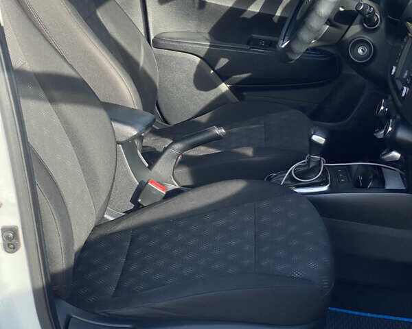Білий Кіа Rio X-Line, об'ємом двигуна 1.6 л та пробігом 80 тис. км за 17200 $, фото 12 на Automoto.ua