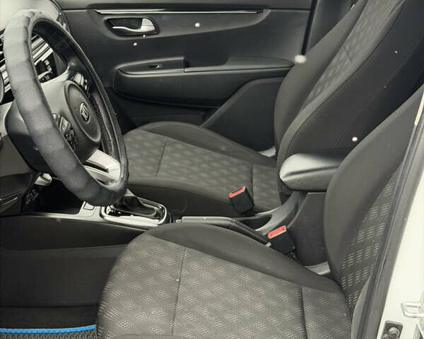 Белый Киа Rio X-Line, объемом двигателя 1.6 л и пробегом 82 тыс. км за 15999 $, фото 10 на Automoto.ua