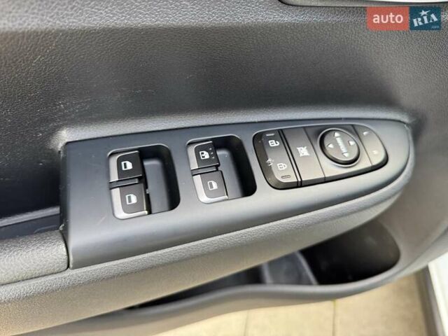 Белый Киа Rio X-Line, объемом двигателя 1.59 л и пробегом 36 тыс. км за 16500 $, фото 30 на Automoto.ua