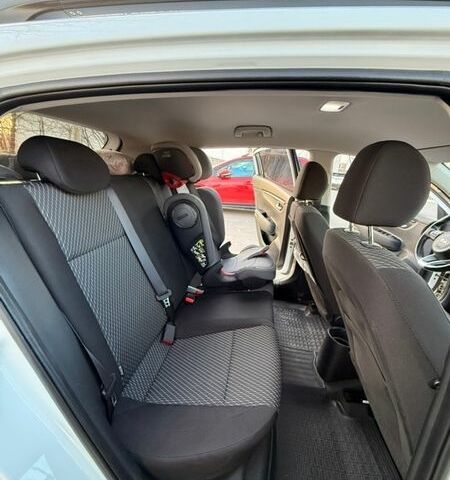 Білий Кіа Rio X-Line, об'ємом двигуна 1.6 л та пробігом 46 тис. км за 15600 $, фото 23 на Automoto.ua