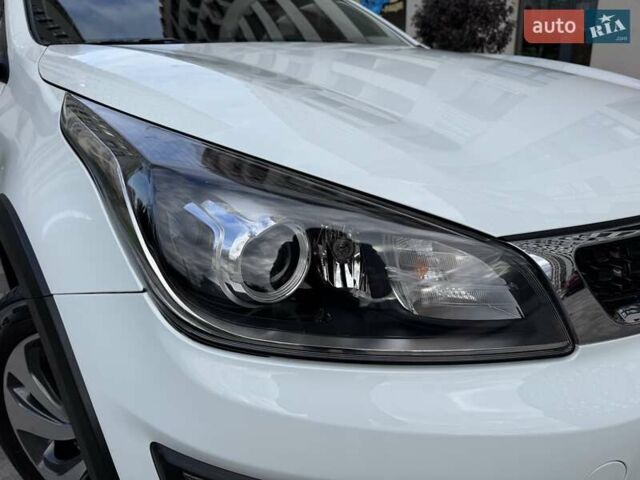 Белый Киа Rio X-Line, объемом двигателя 1.59 л и пробегом 35 тыс. км за 16500 $, фото 23 на Automoto.ua