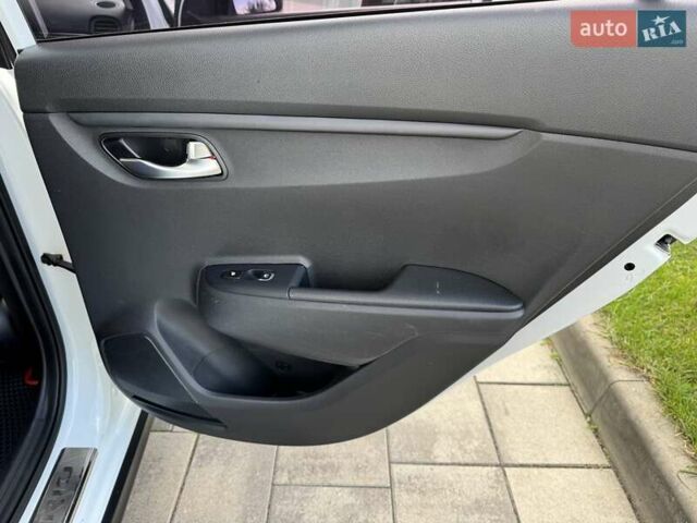 Белый Киа Rio X-Line, объемом двигателя 1.59 л и пробегом 35 тыс. км за 16500 $, фото 52 на Automoto.ua