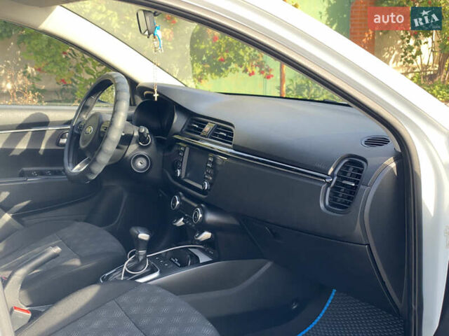 Білий Кіа Rio X-Line, об'ємом двигуна 1.6 л та пробігом 80 тис. км за 17200 $, фото 8 на Automoto.ua