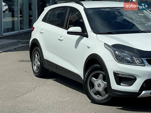 Білий Кіа Rio X-Line, об'ємом двигуна 1.6 л та пробігом 99 тис. км за 12600 $, фото 4 на Automoto.ua