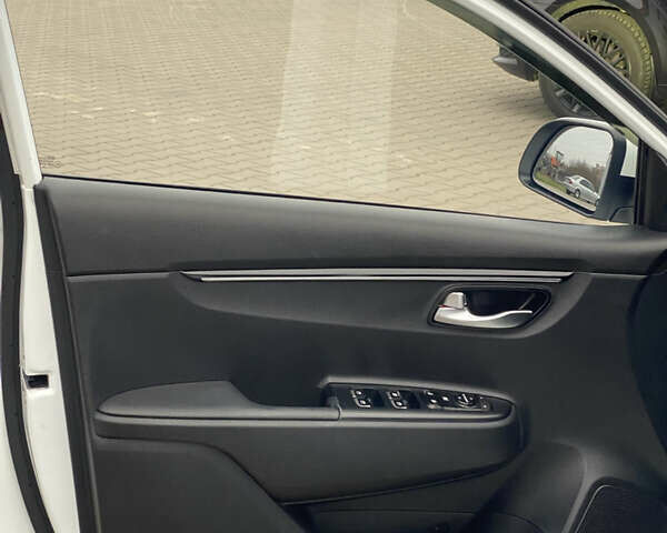 Білий Кіа Rio X-Line, об'ємом двигуна 1.6 л та пробігом 82 тис. км за 16999 $, фото 17 на Automoto.ua