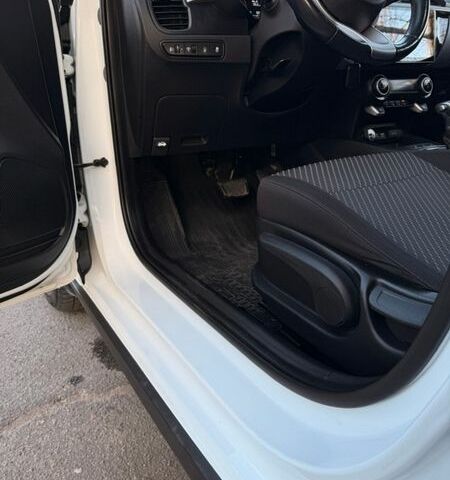 Білий Кіа Rio X-Line, об'ємом двигуна 1.6 л та пробігом 46 тис. км за 15600 $, фото 17 на Automoto.ua