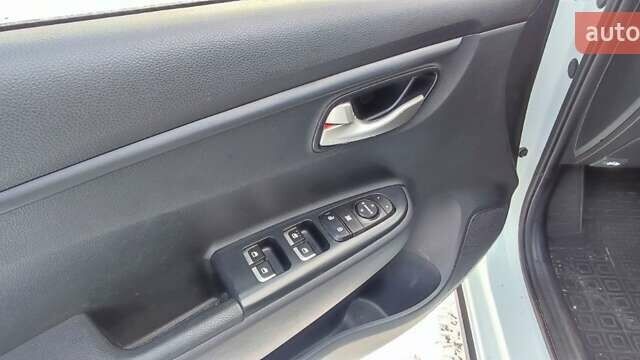 Белый Киа Rio X-Line, объемом двигателя 1.6 л и пробегом 105 тыс. км за 14800 $, фото 18 на Automoto.ua