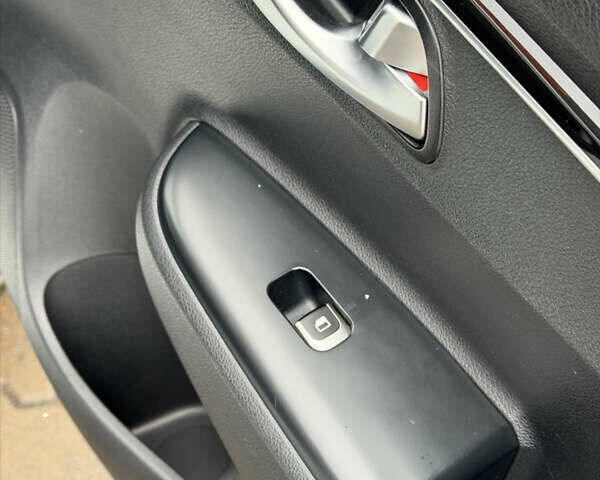 Белый Киа Rio X-Line, объемом двигателя 1.6 л и пробегом 82 тыс. км за 15999 $, фото 26 на Automoto.ua