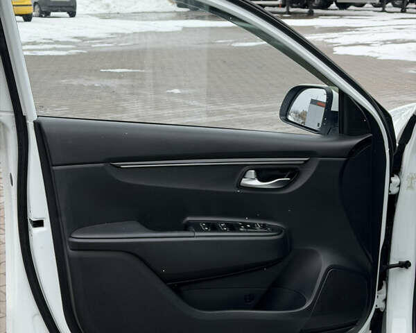 Белый Киа Rio X-Line, объемом двигателя 1.6 л и пробегом 82 тыс. км за 15999 $, фото 12 на Automoto.ua