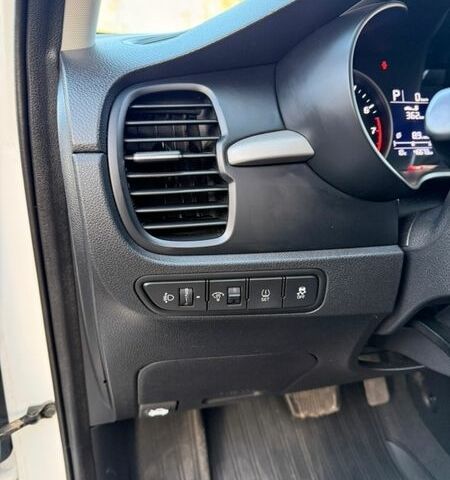 Білий Кіа Rio X-Line, об'ємом двигуна 1.6 л та пробігом 46 тис. км за 15600 $, фото 24 на Automoto.ua