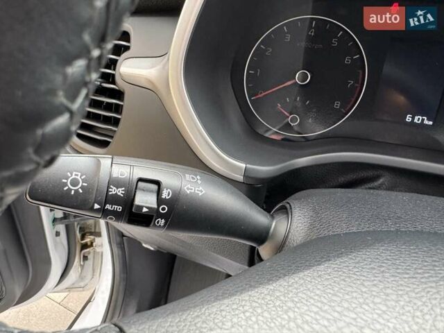 Белый Киа Rio X-Line, объемом двигателя 1.6 л и пробегом 6 тыс. км за 19900 $, фото 50 на Automoto.ua