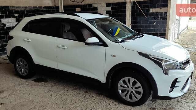 Білий Кіа Rio X-Line, об'ємом двигуна 1.6 л та пробігом 73 тис. км за 17000 $, фото 2 на Automoto.ua