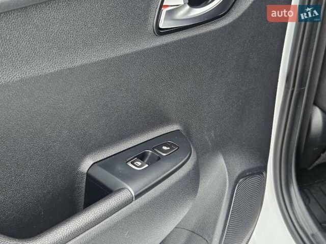 Білий Кіа Rio X-Line, об'ємом двигуна 1.59 л та пробігом 87 тис. км за 17500 $, фото 39 на Automoto.ua