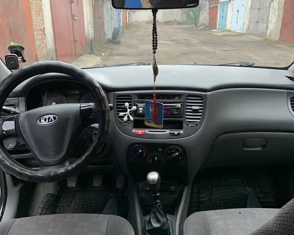 Белый Киа Рио, объемом двигателя 1.4 л и пробегом 295 тыс. км за 4500 $, фото 3 на Automoto.ua