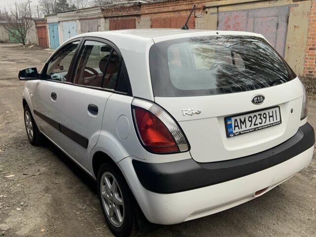 Белый Киа Рио, объемом двигателя 1.4 л и пробегом 310 тыс. км за 4000 $, фото 2 на Automoto.ua