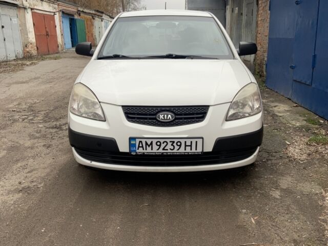 Білий Кіа Ріо, об'ємом двигуна 1.4 л та пробігом 295 тис. км за 4500 $, фото 4 на Automoto.ua