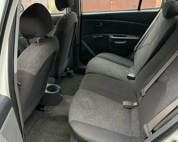 Белый Киа Рио, объемом двигателя 1.4 л и пробегом 295 тыс. км за 4500 $, фото 5 на Automoto.ua