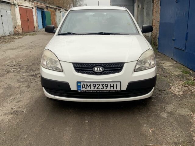 Белый Киа Рио, объемом двигателя 1.4 л и пробегом 310 тыс. км за 4000 $, фото 4 на Automoto.ua