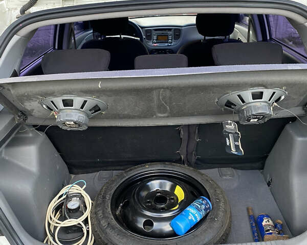 Білий Кіа Ріо, об'ємом двигуна 1.4 л та пробігом 121 тис. км за 4850 $, фото 10 на Automoto.ua