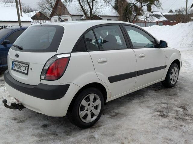 Білий Кіа Ріо, об'ємом двигуна 1.4 л та пробігом 233 тис. км за 3700 $, фото 2 на Automoto.ua