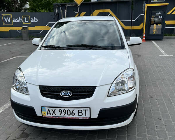 Білий Кіа Ріо, об'ємом двигуна 1.4 л та пробігом 121 тис. км за 4850 $, фото 1 на Automoto.ua