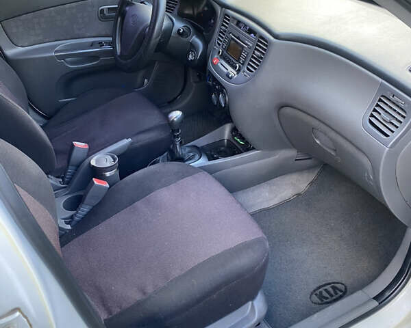 Білий Кіа Ріо, об'ємом двигуна 1.4 л та пробігом 121 тис. км за 4850 $, фото 8 на Automoto.ua