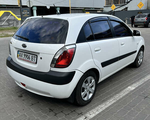 Білий Кіа Ріо, об'ємом двигуна 1.4 л та пробігом 121 тис. км за 4850 $, фото 2 на Automoto.ua