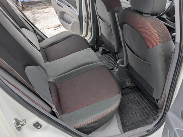 Білий Кіа Ріо, об'ємом двигуна 1.4 л та пробігом 233 тис. км за 3700 $, фото 7 на Automoto.ua