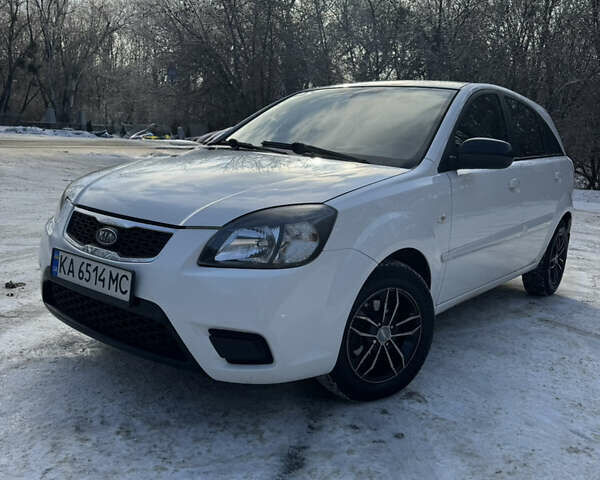 Білий Кіа Ріо, об'ємом двигуна 1.4 л та пробігом 150 тис. км за 4900 $, фото 7 на Automoto.ua