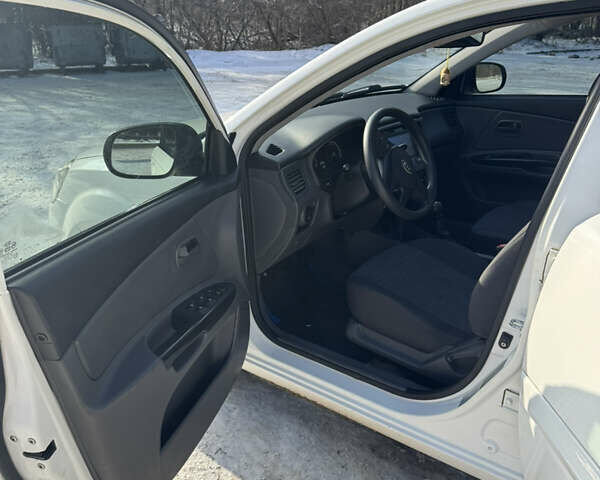 Білий Кіа Ріо, об'ємом двигуна 1.4 л та пробігом 150 тис. км за 4900 $, фото 17 на Automoto.ua