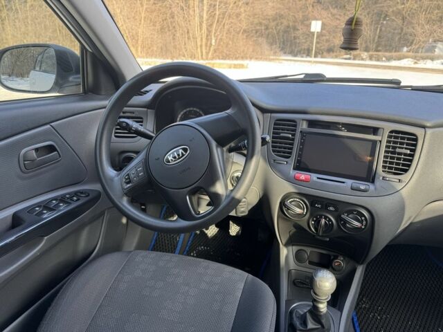 Белый Киа Рио, объемом двигателя 1.4 л и пробегом 150 тыс. км за 4900 $, фото 2 на Automoto.ua