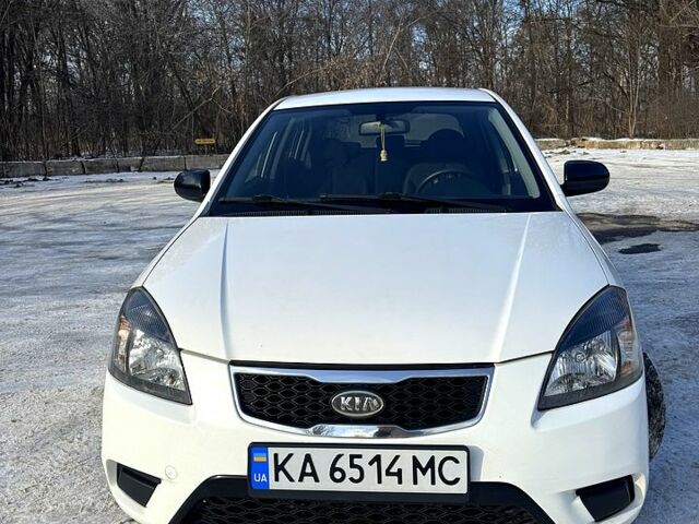 Білий Кіа Ріо, об'ємом двигуна 1.4 л та пробігом 150 тис. км за 4700 $, фото 4 на Automoto.ua