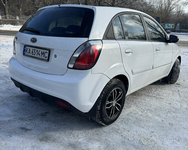 Білий Кіа Ріо, об'ємом двигуна 1.4 л та пробігом 150 тис. км за 4900 $, фото 10 на Automoto.ua