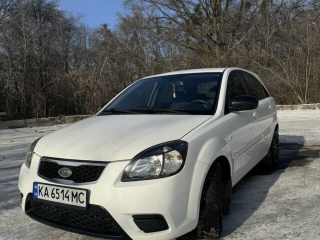 Белый Киа Рио, объемом двигателя 1.4 л и пробегом 150 тыс. км за 4900 $, фото 3 на Automoto.ua