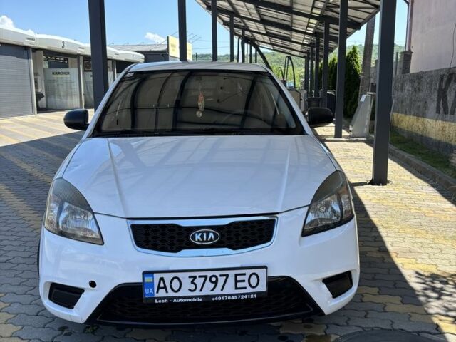 Белый Киа Рио, объемом двигателя 1.4 л и пробегом 240 тыс. км за 3999 $, фото 5 на Automoto.ua