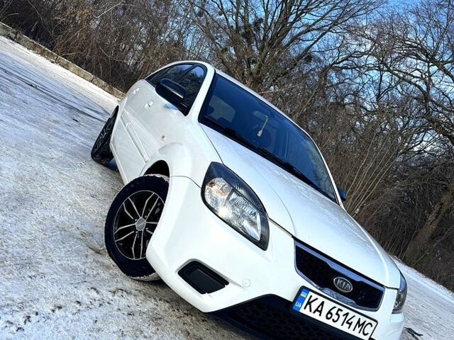 Білий Кіа Ріо, об'ємом двигуна 1.4 л та пробігом 150 тис. км за 4700 $, фото 9 на Automoto.ua